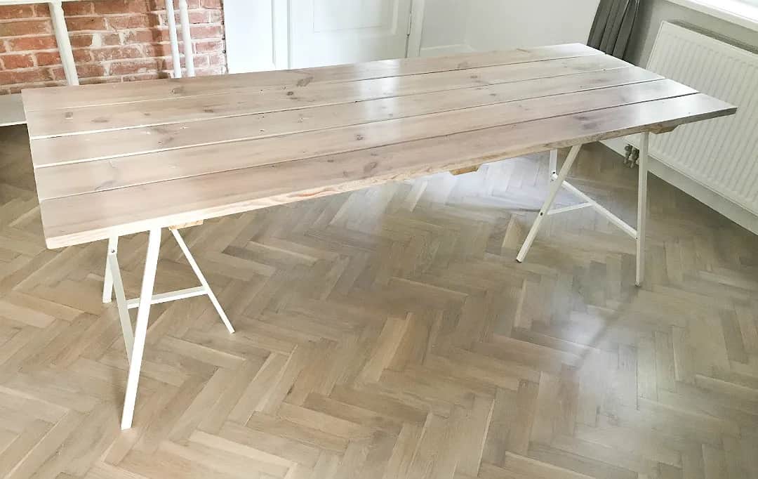 Jak zrobić stół ze starych desek – prosty sposób na unikalny mebel DIY