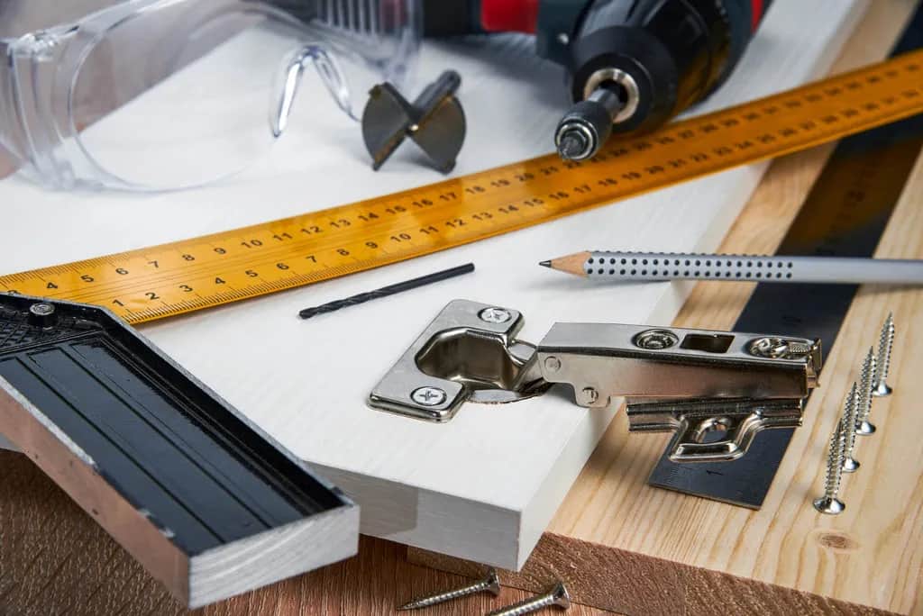 Jak wybrać najlepsze zawiasy do szafek i uniknąć błędów montażowych