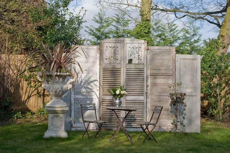 Kreatywne pomysły na stare drzwi – jak je wykorzystać i uniknąć marnowania Kreatywne pomysły na stare drzwi – jak je wykorzystać i uniknąć marnowania