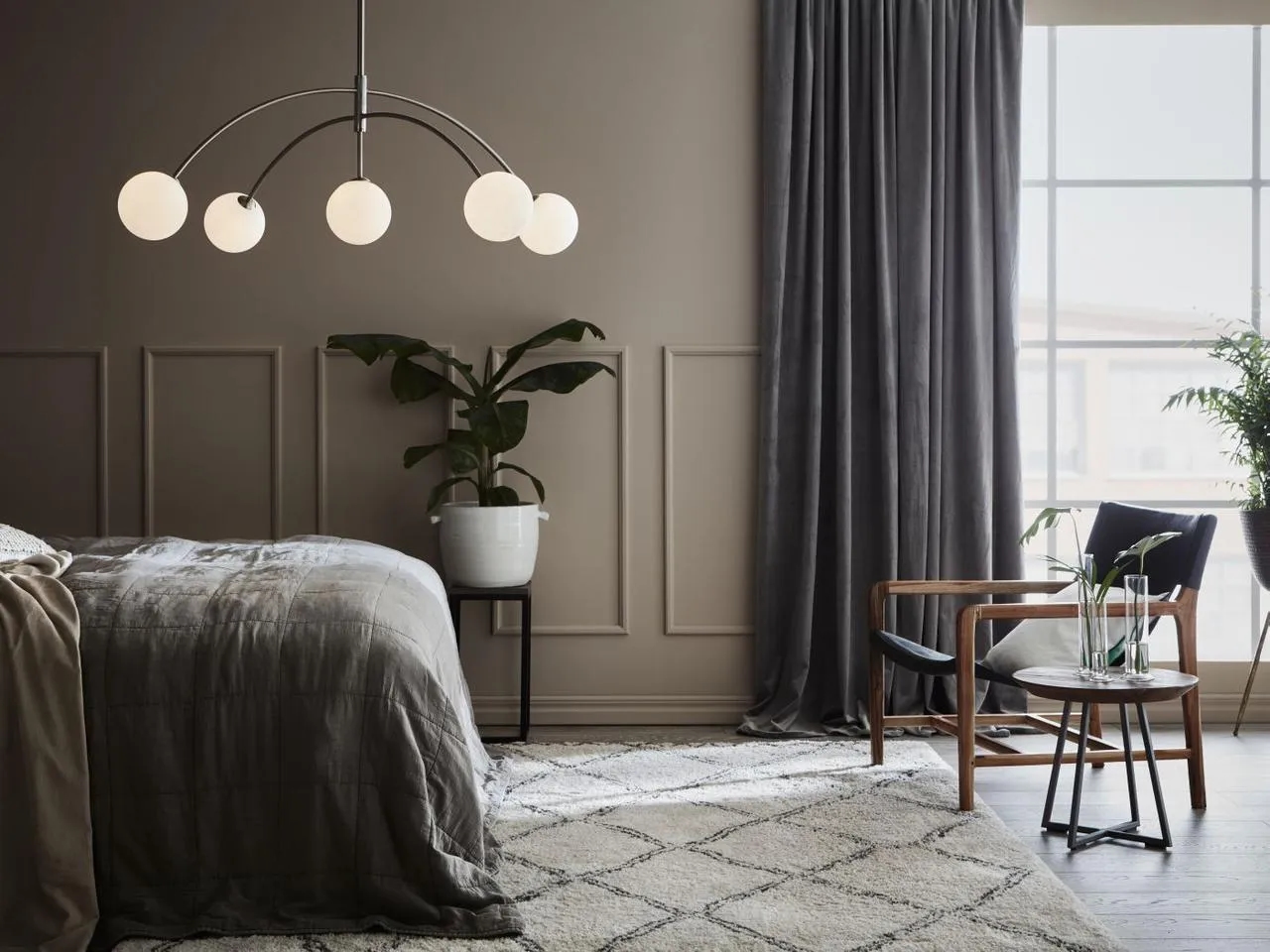 Jak wybrać idealny żyrandol do małej sypialni, który nie przytłoczy wnętrza?