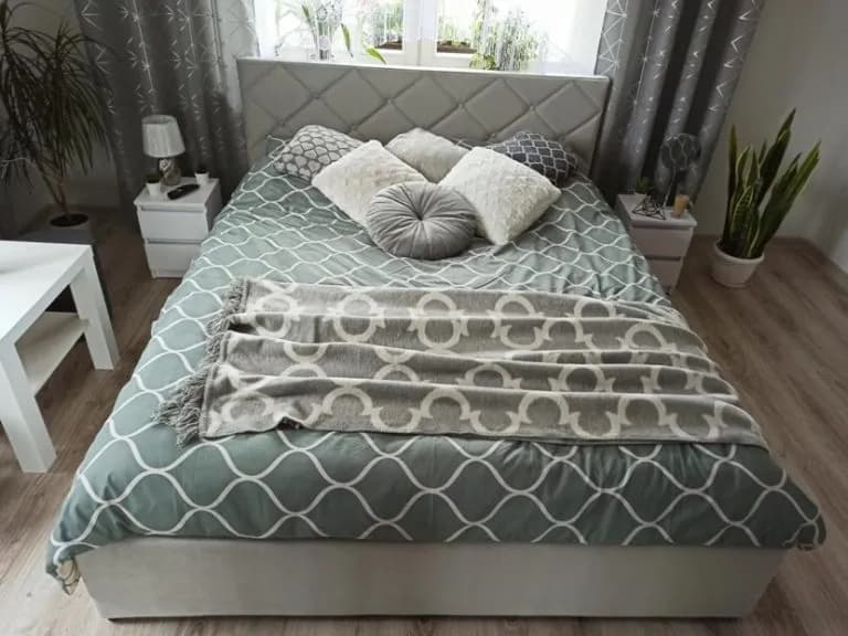 Jak ułożyć poduszki w sypialni, by stworzyć przytulną i stylową przestrzeń