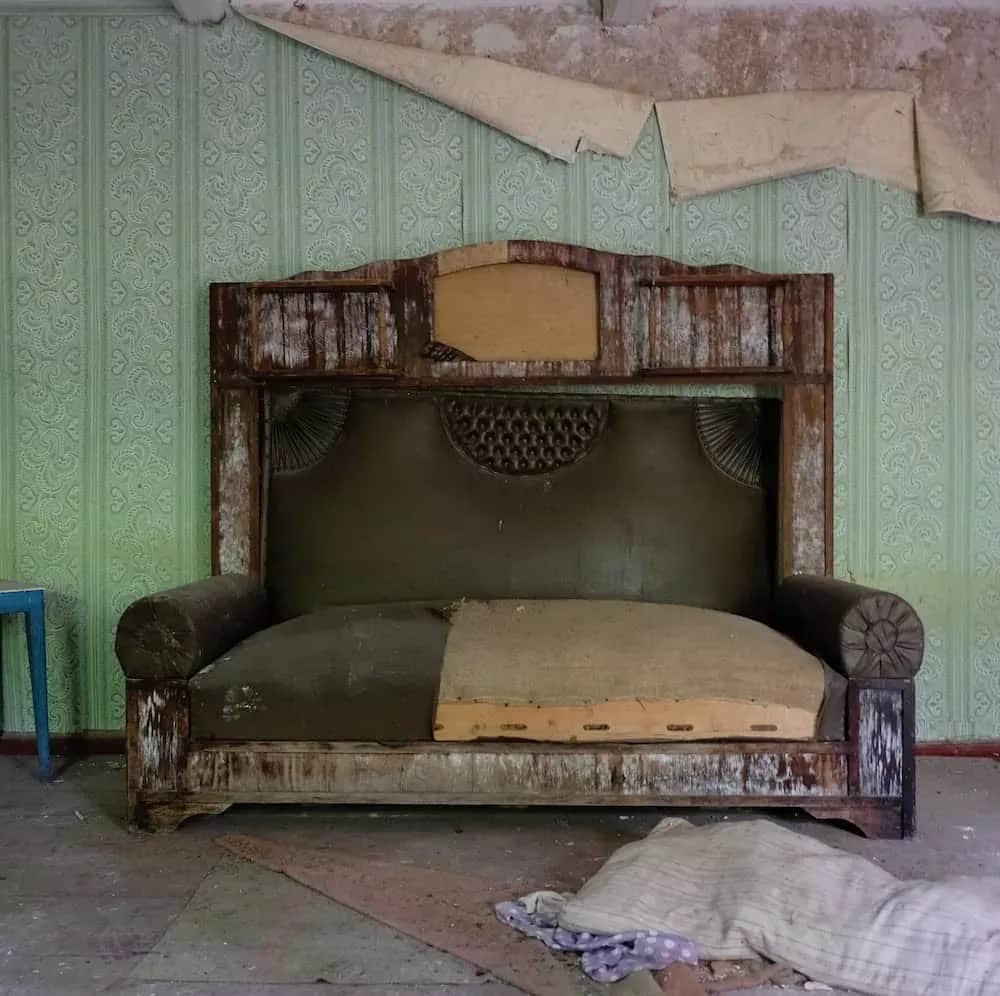 Co zrobić ze starą kanapą? Pomysły na odnowę, sprzedaż i utylizację